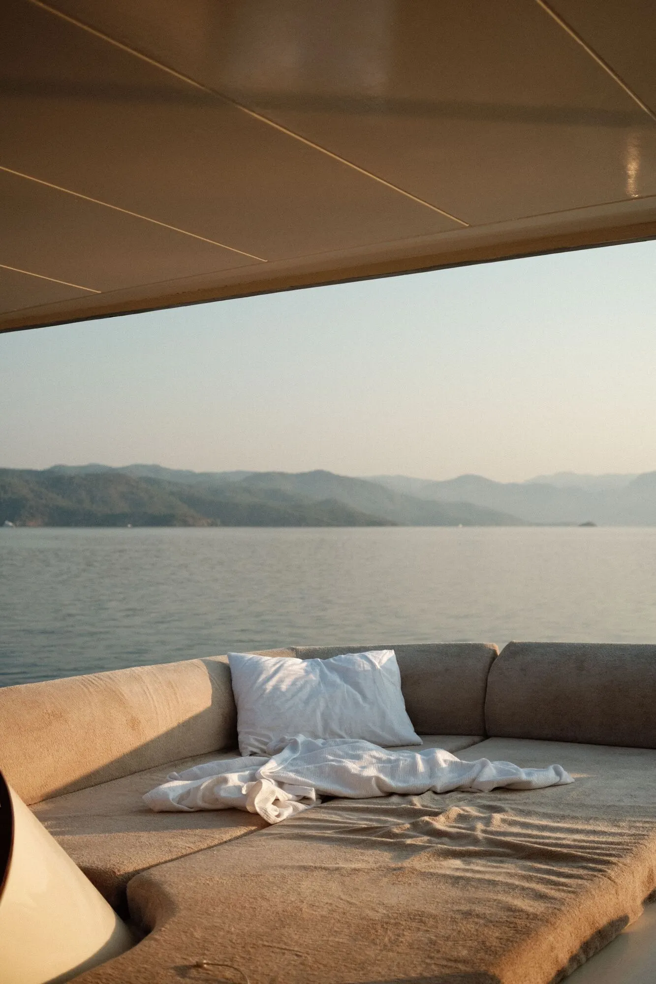 Yacht Salon Lighting: Comfort, Low Glare and Low Voltage